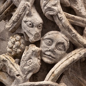 Bogensegment mit Drachen und Menschenkopf,  Köln, wohl nach 1219, Kalkstein, 59 x 25 cm, Inv.-Nr. K 231a, © Rheinisches Bildarchiv