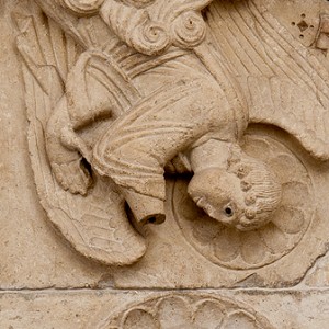 Tympanonrelief aus St. Cäcilien: Krönung der Hl. Cäcilie zwischen ihrem Bräutigam Valerianus und seinem Bruder Tiburtius,  Köln, um 1160-70, Kalkstein, 128 x 236 cm, Inv.-Nr. K 275 © Rheinisches Bildarchiv