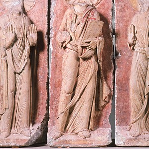 Tympanon aus St. Pantaleon: Christus als Weltenrichter zwischen Maria und Johannes, St. Pantaleon und Erzbischof Bruno, Köln, um 1150-75, Kalkstein, 109 x 173 x 29 cm, Inv.-Nr. K 118 © Rheinisches Bildarchiv