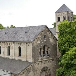 Teile der Vorderseite der romanischen Cäcilienkirche.