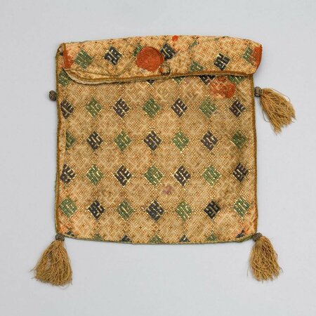 Goldfarbener Leinenbeutel mit Stickereien.