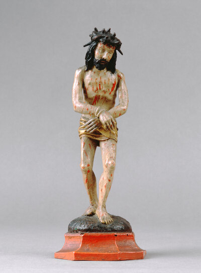 Figur des laufenden Jesus mit Dornenkrone. Seine Hände sind vor dem Körper gefesselt, seine Augen geschlossen.