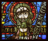 Ausschnitt aus einem polychromen Kirchenfenster: Bärtiger Mann mit Heiligenschein