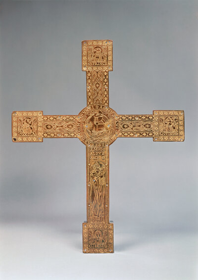 Vergoldetes Kreuz mit kunstvollen, feingliedrigen Gravuren.