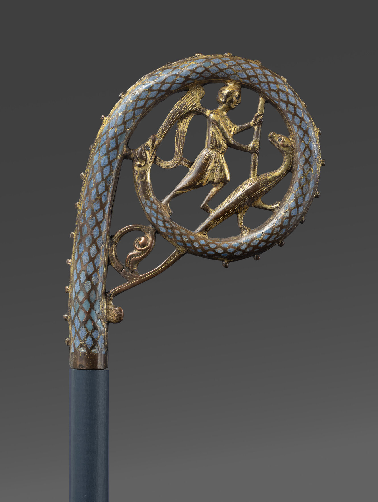 [Translate to English:] Bischofskrümme mit mit hl. Michael im Kampf gegen den Drachen.