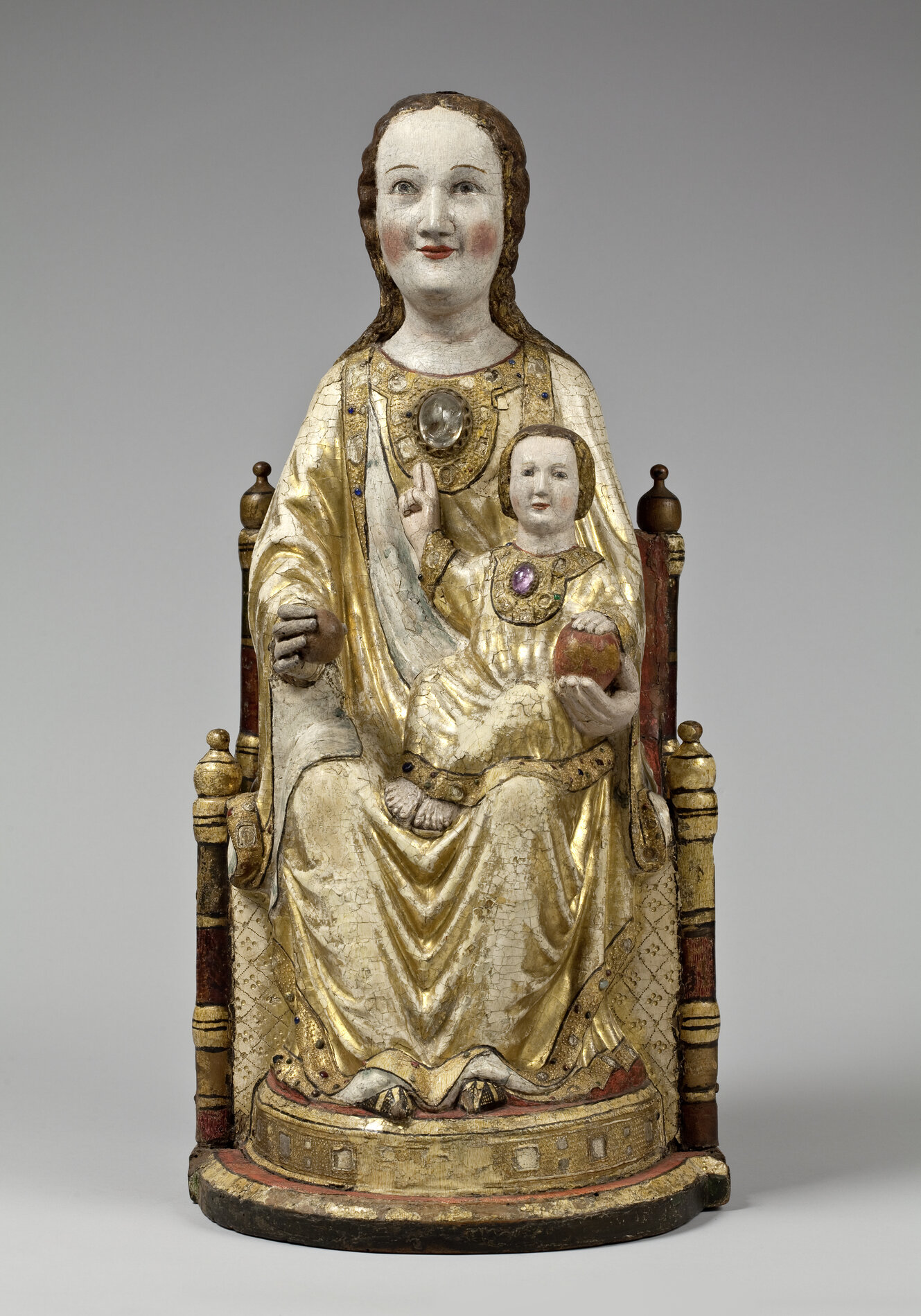 Statue von Maria und Jesus auf einem Thron sitzend mit jeweils einem Bergkristall auf der Brust