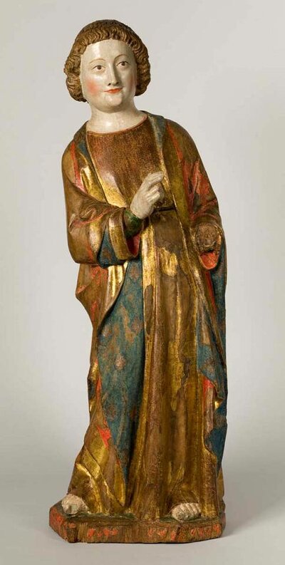 Holzfigur eines jungen Mannes mit goldenem Gewand. Seine rechte Hand ist gehoben.