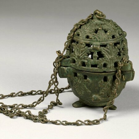 Verziertes, eiförmiges Gefäß aus Bronze mit Durchbrechungen mit Ketten und einem Aufhänger zum Tragen.