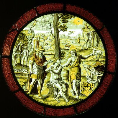 Runde Glasscheibe in desses Zentrum drei Männer stehen. Der Mann in der Mitte sitzt nackt vor einem Baum und hat die Hände aneinander gelegt. Der linke Mann trägt ein Gewandt und Hut und hat seinen Zeigefinger erhoben. Der rechte Mann hat seine Hand auf die Schulter des nackten Mannes gelegt.