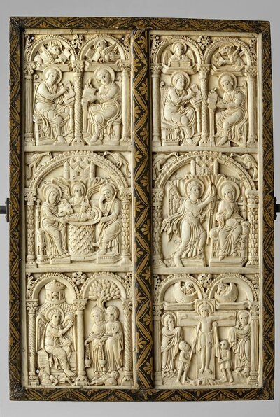Zweiteilige Relieftafel aus Elfenbein mit 3 mal 2 Bildern: oben links und rechts die 4 Evangelisten mit ihren Symbolen beim Schreiben; darunter links: Geburt Jesu mit Maria, Josef, Jesuskind, 2 Schafen und einem Engel, rechts: Mariä Verkündigung: ein Engel (links) spricht zu Maria (rechts); unten links: Darstellung der Auferstehung: ein Engel spricht zu 2 Frauen mit Weihrauchgefäßen, zu ihren Füßen liegen schlafende Soldaten; unten rechts: Jesus am Kreuz, links: Soldat mit Lanze und rechts Figur mit Essigschwamm, am Rand 2 weitere Figuren (Heilige)