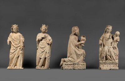 Mehrteilige Gruppe von Steinfiguren die die heiligen drei Könige darstellen.