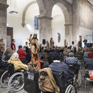 Heilige Messe in der Cäcilienkirche, frontal und mit dem Rücken zu Kamera befinden sich Messeteilnehmer in Rollstühlen