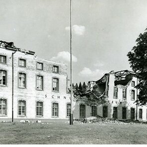 Frontansicht eines zertörten Hauses. Schwarz-weiß Fotografie.