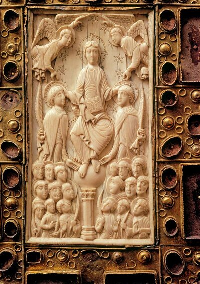 Im Zentrum der Tafel aus Elfenbein steht Jesus auf einer Kugel, die auf einer Säule aufliegt. Er hat seine Hände auf die Köpfe der Heiligen Gereon und Victor gelegt, die Federn in ihren Händen halten. Darüber sind rechts und links zwei Engel abgebildet, darunter sind weitere Heilige abgebildet.