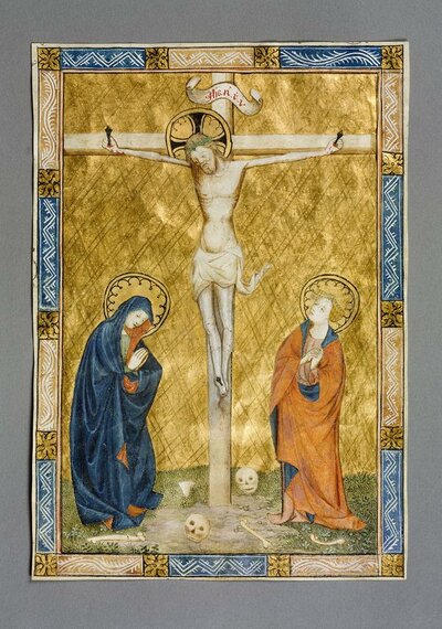 Farbige Malerei von Jesus mit Heiligenschein am Kreuz, links betend Maria, rechts zu Jesus aufblickend ein Heiliger