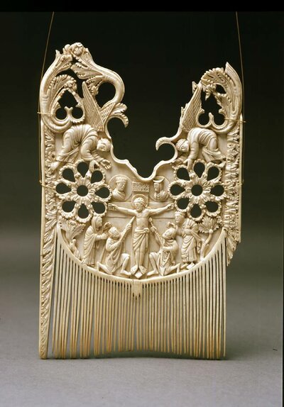 Kunstvoll geschnitzter Kamm aus Elfenbein.