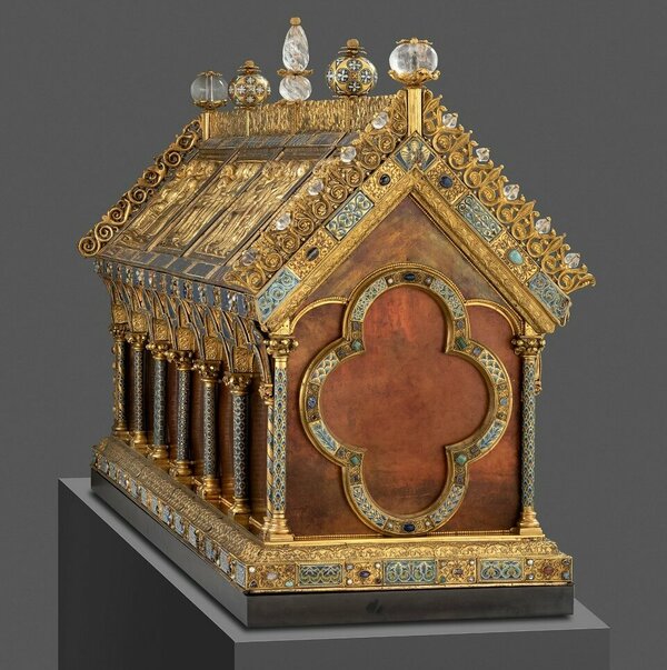 Mit Gold, Bergkristall und Edelsteinen reich verzierte Holzkiste, farbig gefasst mit Satteldach