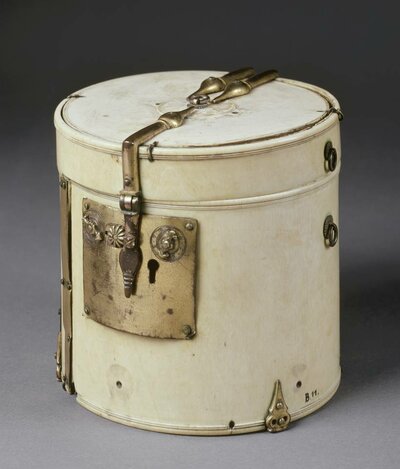 Runde Dose mit kupfernen Verschlüssen.