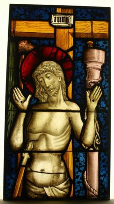 Fensterabbildung von Jesus vor einem Kreuz. Eine Lanze steckt in seinem Brustkorb.