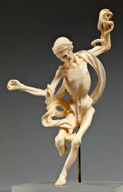 Tanzender Knochenmann aus Elfenbein. Sein Körper umspielt ein Tuch.