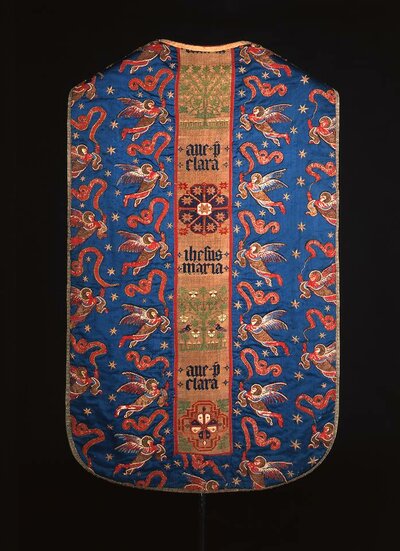 Blaue Kasel mit gestickten Engeln.