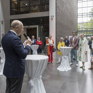 Vorstand Dr. Cornel Soltek spricht auf dem Sommerfest des Freundeskreises 2024 zu den Mitgliedern.