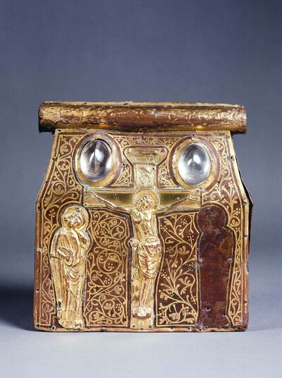 Reliquiar in Bursenform. Die Verzierungen zeigen Jesus am Kreuz.