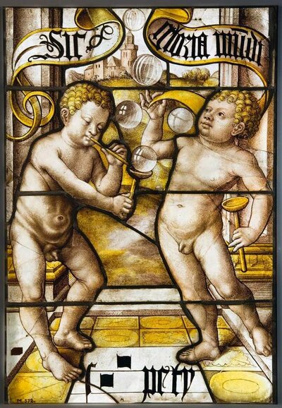 Glasmalerei, die zwei nackte Jungen zeigt. Diese blasen einander zugewandt Seifenblasen.