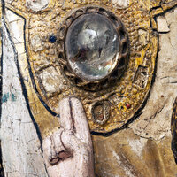 Detail einer Holzstatue der Maria mit einem Bergkristall