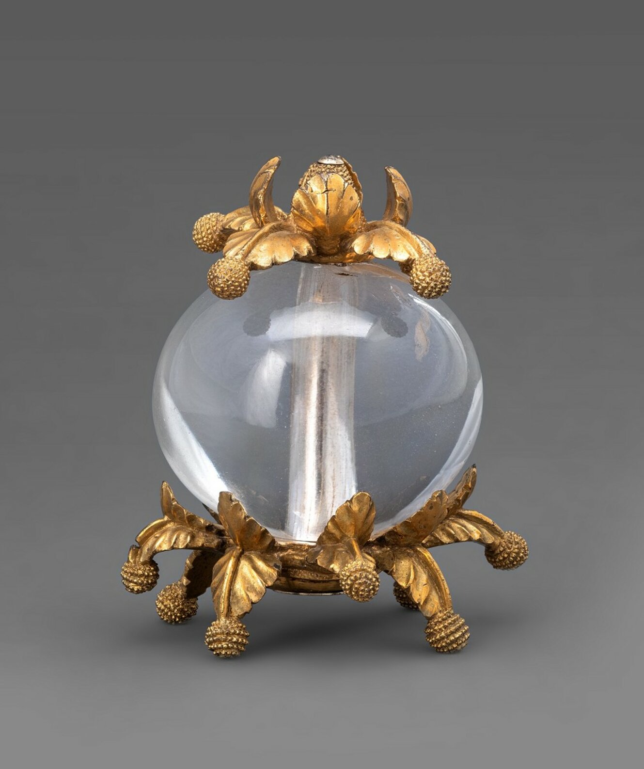 In Gold gefasste Kugel aus Bergkristall