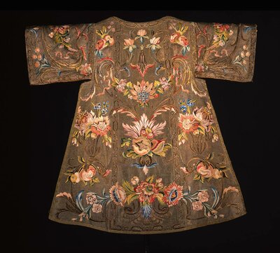 Goldenes Gewand mit feinen Blumenstickereien.