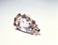 Tierkopf aus Bergkristall mit einem Maulkorb aus feinen Goldschmiedearbeiten und Edelsteinen