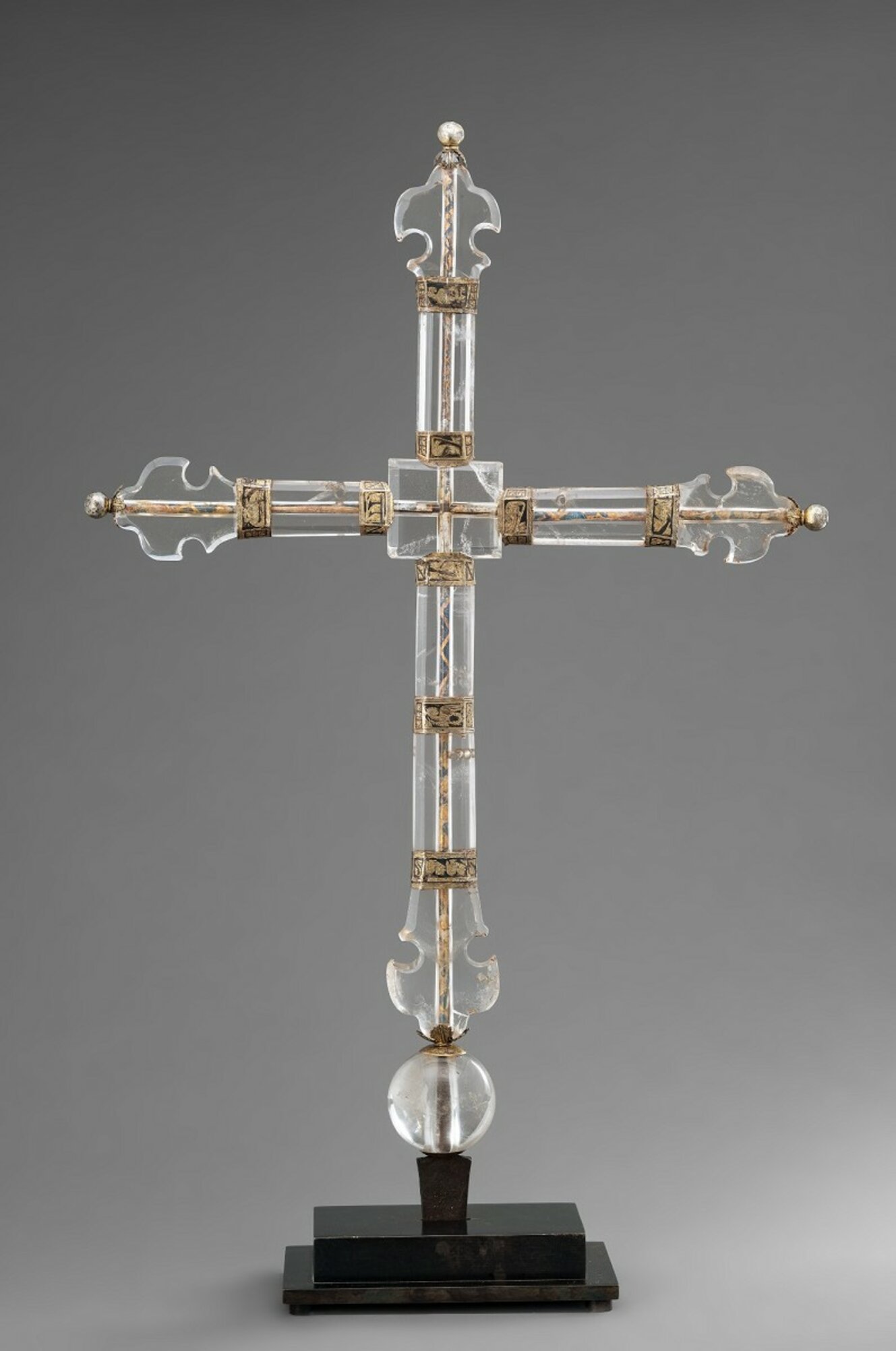 Kreuz auf schwarzem Sockel mit Verzierungen aus Bergkristall