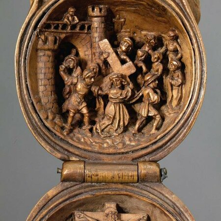 Aufgeklappte Gebetsnuss aus Holz. Im Inneren ist der Kreuzzug abgebildet.