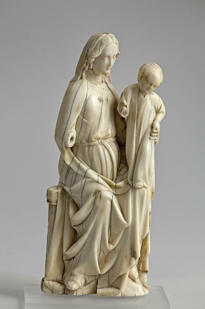 Elfenbeinfigur von Maria sitzend mit dem stehenden Jesuskind auf dem linken Knie