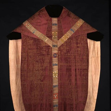 Rot- beige Kasel mit Stickereien in Kreuzform auf der Vorderseite.