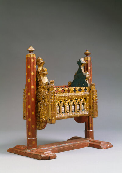 Kunstvoll verzierte, geschnitze Wiege in Gold.