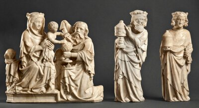 Mehrteilige Gruppe von Steinfiguren die die heiligen drei Könige darstellen.