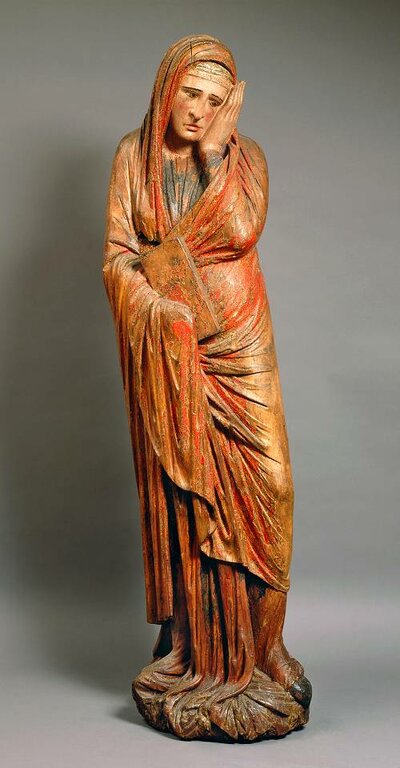 Trauernde Mariendarstellung aus Holz mit geneigtem Kopf in der Hand.