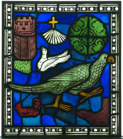 Glasscheibe mit Papagai und Taube vor blauem Hintergrund. Zudem ist ein Kirchturm und ein Kreuz abgebildet.