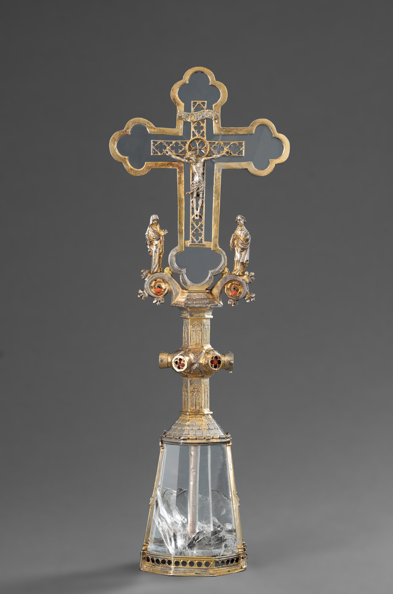 Aufwendig gearbeitetes Altarkreuz mit Jesusfigur aus Edelmetall, mit Bergkristall im Kreuz und im Sockel