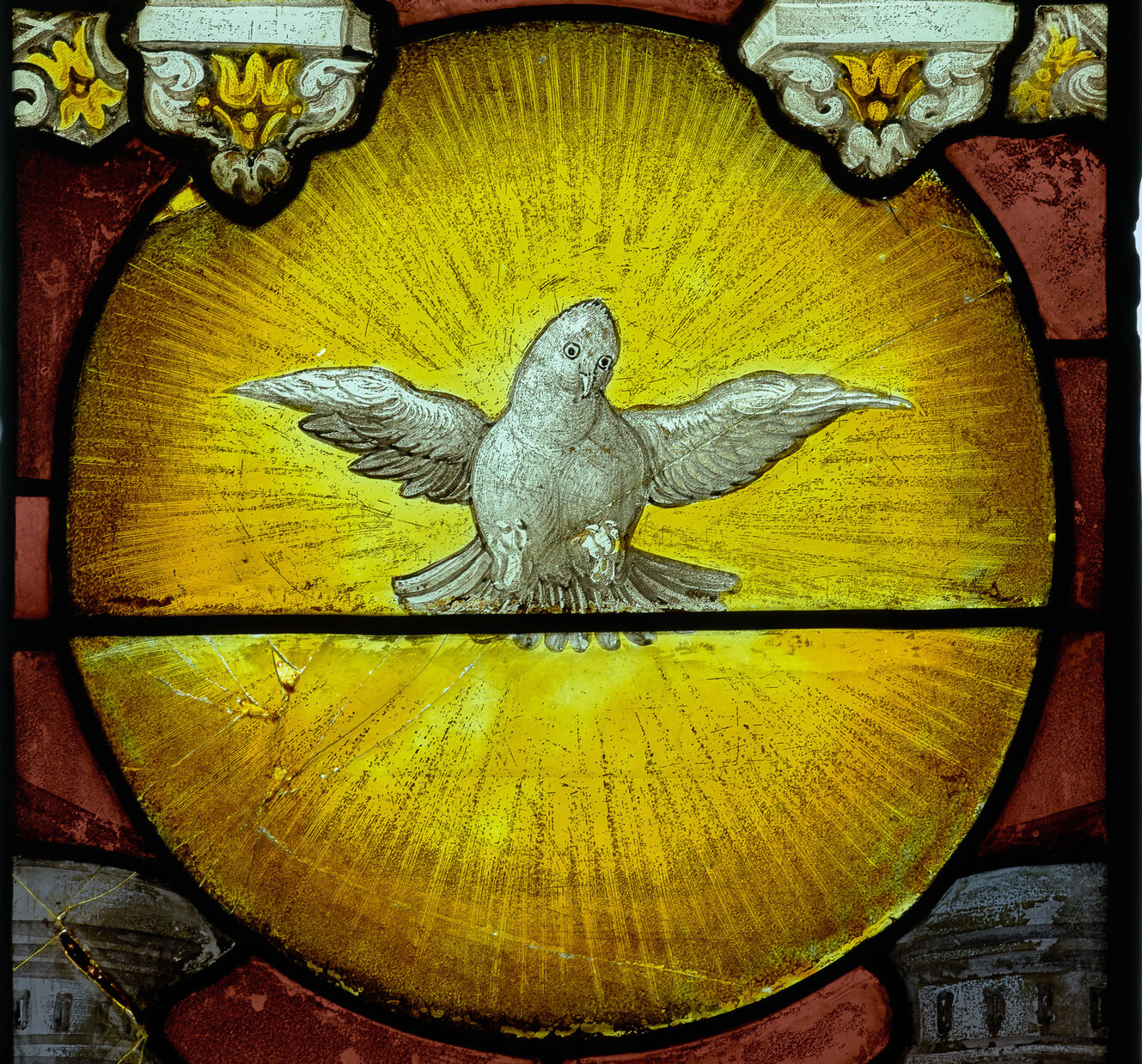 Polychromes Glasfenster mit weißer Taube im gelben Strahlenkranz