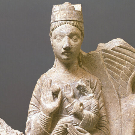 Teilweise erhaltene Darstellung einer Madonna aus Stein