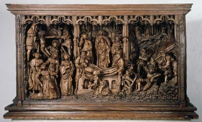 Detailliert geschnitzer Schrein aus Holz. Im Zentrum liegt Jesus aufgebahrt. Um ihn sind viele Menschen abgebildet.