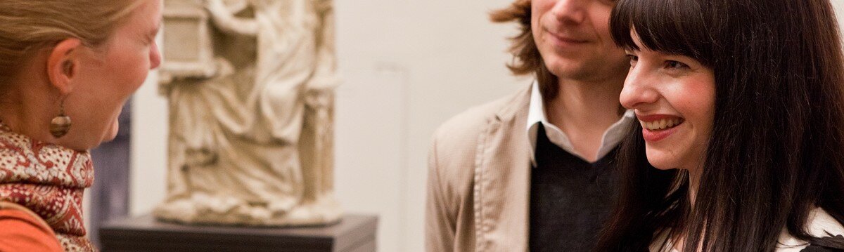 Zwei lächelnde Museumsbesucher.