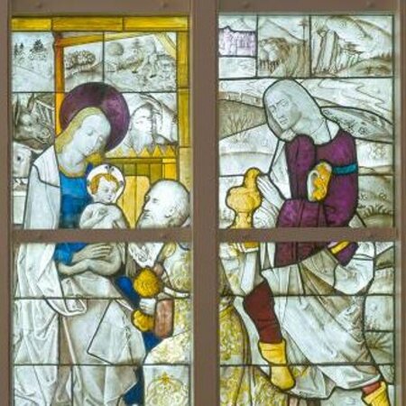 Kirchenfenster auf dem Maria mit dem Jesuskind auf ihrem Schoß zusammen mit den heiligen drei Königen abgebildet ist.