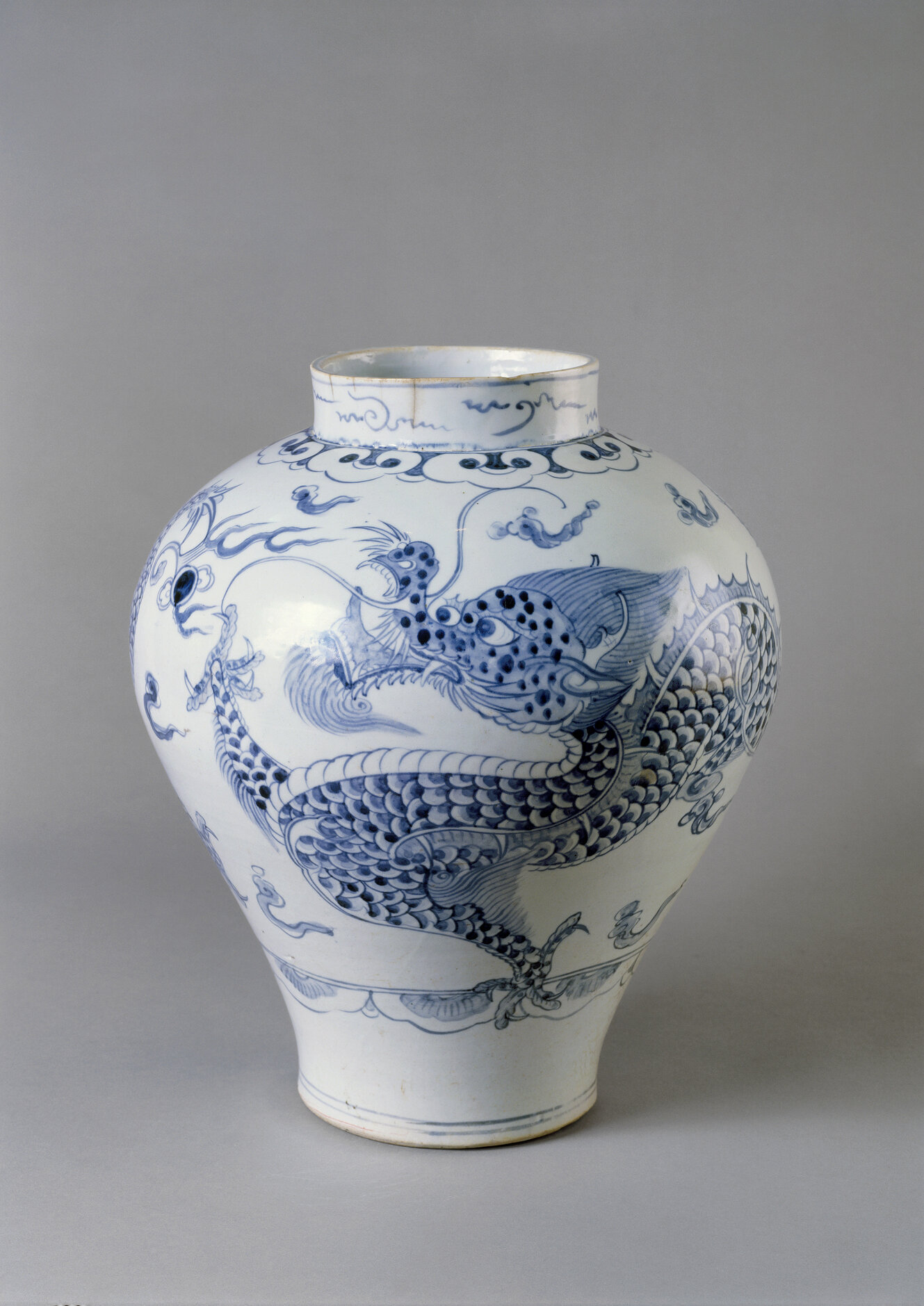 [Translate to English:] Vorratskrug aus weißem Porzellan mit blauen Drachenmotiven.