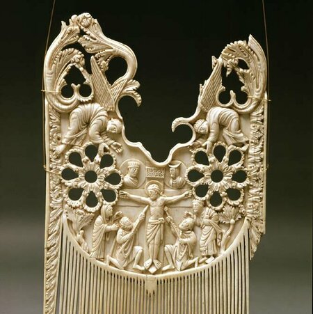 Kamm mit einer geschnitzten Darstellung der Kreuzigung von Jesus und 2 Engeln darüber 