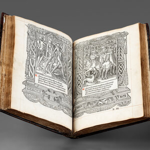 Ein Buch liegt aufgeschlagen. Auf beiden seiten sind Druckgrafiken zu sehen unter denen sich text befindet.