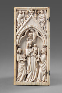 Elfenbeinschnitzerei: Ein Engel setzt Maria eine Krone auf. Sie hält dabei das Jesuskind auf dem Arm, rechts und links stehen weitere Engel mit Kerzen, oben weitere Engel 